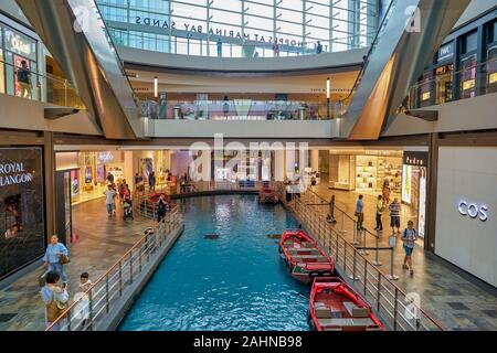 SINGAPORE - circa aprile, 2019: visualizzazione di un canale in Shoppes at Marina Bay Sands. Un canale scorre attraverso la lunghezza del centro commerciale per lo shopping. Foto Stock