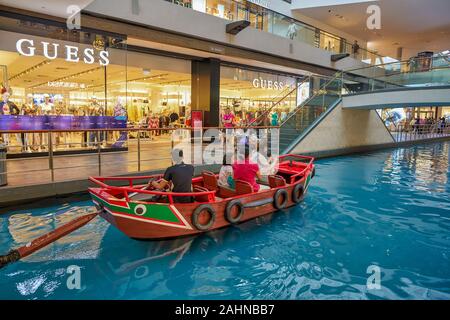 SINGAPORE - circa aprile, 2019: visualizzazione di un canale in Shoppes at Marina Bay Sands. Un canale scorre attraverso la lunghezza del centro commerciale per lo shopping. Foto Stock