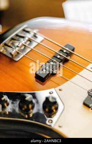 Close up Fender Jazz bass stringhe, bridge, selle, pickups, del controllo di volume e di tono Foto Stock