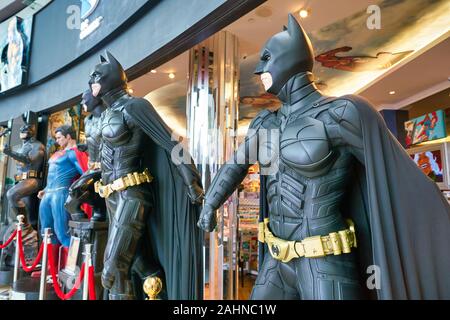 SINGAPORE - circa aprile, 2019: Batman vita statue a grandezza naturale sul display a DC Comics super eroi Cafe al Shoppes at Marina Bay Sands in Singapore. Foto Stock