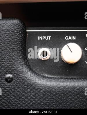 Close up top down bass guitar amplifier jack di ingresso manopola di guadagno Foto Stock