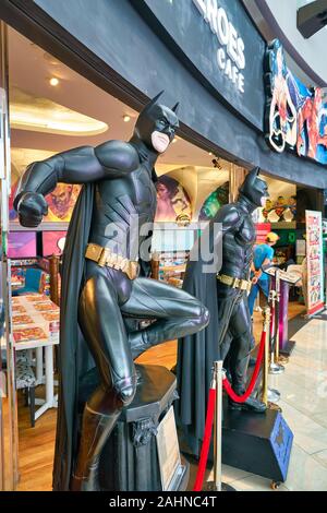 SINGAPORE - circa aprile, 2019: Batman vita statue a grandezza naturale sul display a DC Comics super eroi Cafe al Shoppes at Marina Bay Sands in Singapore. Foto Stock