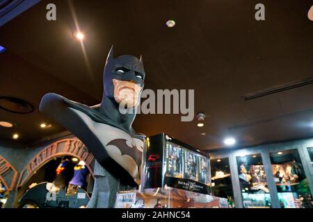 SINGAPORE - circa aprile, 2019: Batman busto sul display a DC Comics super eroi Cafe al Shoppes at Marina Bay Sands in Singapore. Foto Stock