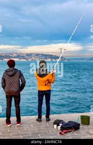 Gli adolescenti la pesca nel mare di Üsküdar, Istanbul, Turchia Foto Stock