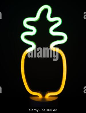 Led di ananas a neon di luce nella stanza buia Foto Stock