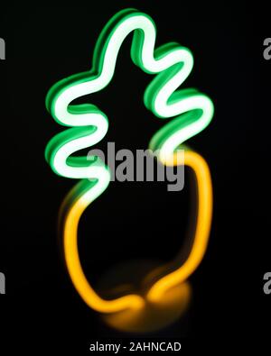 Led di ananas a neon di luce nella stanza buia Foto Stock