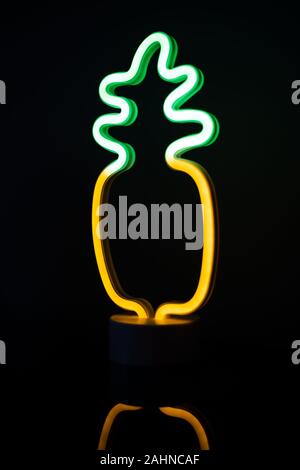 Led di ananas a neon di luce nella stanza buia Foto Stock