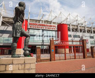 Middlesbrough Football Club,l'Inghilterra,UK con statua di ex giocatore, George Hardwick in primo piano. Foto Stock