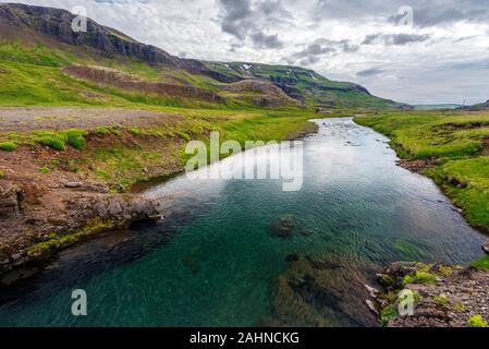 Laxa fiume nella regione di Vesturland dell Islanda. Il paesaggio selvaggio e cielo nuvoloso sono a sfondo. Foto Stock