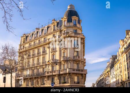 Parigi, tipico edificio, facciata parigina e windows rue de Rivoli Foto Stock