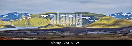 Paesaggio di montagna di Fridland annuncio Fjallabaki parco naturale visto dalla valle di Landmannalaugar nelle Highlands di Islanda. Fiume Jokulgilskvisl flusso è a Foto Stock