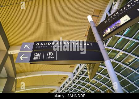 SINGAPORE - circa aprile, 2019: una direzione segno visibile al Shoppes at Marina Bay Sands Foto Stock