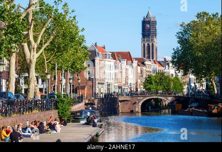 Zandbrug (sabbia ponte), Case di Oudegracht (vecchio canale) e la torre del duomo in impalcature in background. Utrecht, Paesi Bassi. Foto Stock