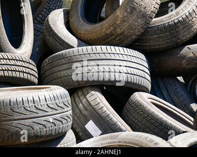 Wien/Austria - 4 giugno 2019: close up di un gruppo di vecchie auto pneumatici all'interno di un contenitore che deve essere inviato ad un impianto di riciclaggio in Vienna Foto Stock