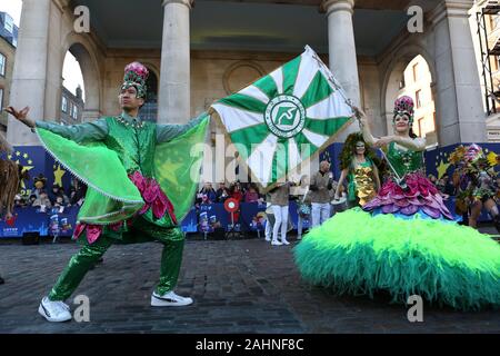 Londra, Regno Unito. 30 Dic, 2019. Londra Scuola di Samba esecutori di Londra durante il primo giorno del nuovo anno Parade (LNYDP) 2020 Anteprima mostra al Covent Garden Piazza. Credito: Pietro Recchia/SOPA Immagini/ZUMA filo/Alamy Live News Foto Stock