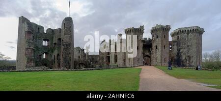 (Immagine migliorata vedere ID: 2B1E714) Castello di Raglan situato a nord di Raglan, Monmoutshire, Galles del Sud. Foto Stock