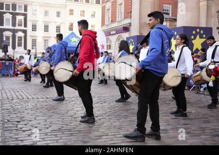 Londra, Regno Unito. 30 Dic, 2019. London School of Dhol durante l esecuzione della Londra Capodanno Parade (LNYDP) 2020 Anteprima mostra al Covent Garden Piazza. Credito: Pietro Recchia/SOPA Immagini/ZUMA filo/Alamy Live News Foto Stock