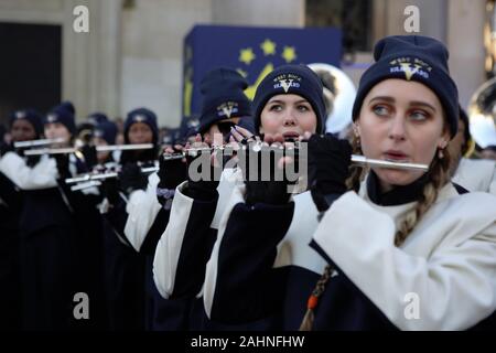 Londra, Regno Unito. 30 Dic, 2019. A ovest di Boca Raton Community High School Band di eseguire nel corso della Londra Capodanno Parade (LNYDP) 2020 Anteprima mostra al Covent Garden Piazza. Credito: Pietro Recchia/SOPA Immagini/ZUMA filo/Alamy Live News Foto Stock