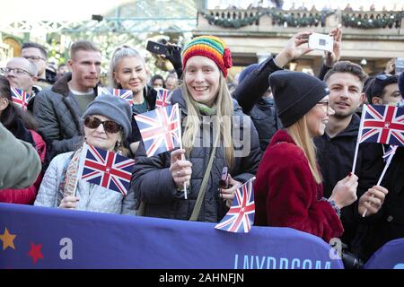 Londra, Regno Unito. 30 Dic, 2019. Spettatori holding bandiere del Regno Unito nel corso della Londra Capodanno Parade (LNYDP) 2020 Anteprima mostra al Covent Garden Piazza. Credito: Pietro Recchia/SOPA Immagini/ZUMA filo/Alamy Live News Foto Stock
