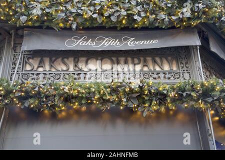 Saks & Company Store segno, Quinta Avenue, New York New York, Stati Uniti d'America Foto Stock