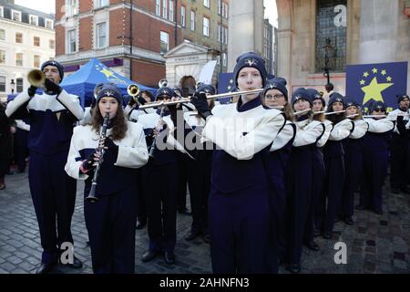 Londra, Regno Unito. 30 Dic, 2019. A ovest di Boca Raton Community High School Band di eseguire nel corso della Londra Capodanno Parade (LNYDP) 2020 Anteprima mostra al Covent Garden Piazza. Credito: Pietro Recchia/SOPA Immagini/ZUMA filo/Alamy Live News Foto Stock