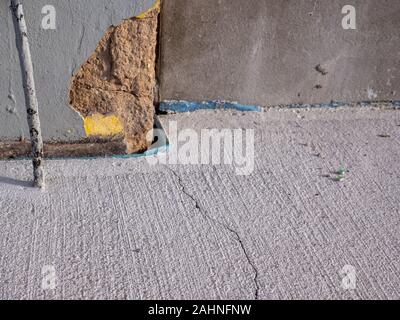 Spaccatura nella costruzione in cemento danni intonaco Foto Stock