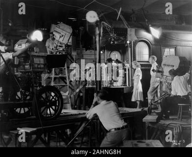 JOAN CRAWFORD E RICHARD ' SKEETS ' Gallagher e troupe sul set candide catturare la sequenza del treno in possesso 1931 direttore Clarence Brown Metro Goldwyn Mayer Foto Stock