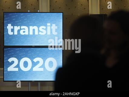 Kiev, Ucraina. 31 Dic, 2019. "Transito 2020' parole sono visibili sugli schermi dopo una conferenza stampa di ANDRIY KOBOLYEV, CEO di Naftogaz dell Ucraina di Kiev, in Ucraina, il 31 dicembre 2019. Naftogaz, GTSOU e Gazprom ha firmato una serie di accordi per garantire il gas russo il transito per i prossimi cinque anni. Credito: Serg Glovny/ZUMA filo/Alamy Live News Foto Stock