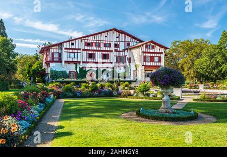 Facciata est della Villa Arnaga in Cambo les Bains casa tipica di neo stile basco in francese dei Pirenei atlantici. Foto Stock