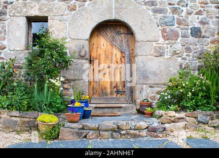 Rustico gîte francese porta e finestra decorata con piante in Bretagna Francia Foto Stock