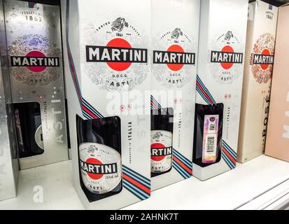 Samara, Russia - 29 dicembre 2019: imbottigliamento di bevande alcoliche Martini pronti per la vendita sugli scaffali di supermercato Foto Stock