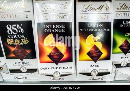 Samara, Russia - 21 dicembre 2019: l'eccellenza Lindt assortimento di barrette di cioccolato sullo scaffale di un negozio di alimentari. Lindt è un cioccolatiere svizzero e confezione Foto Stock