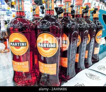 Samara, Russia - 29 dicembre 2019: imbottigliamento di bevande alcoliche Martini pronti per la vendita su uno scaffale di supermercato Foto Stock