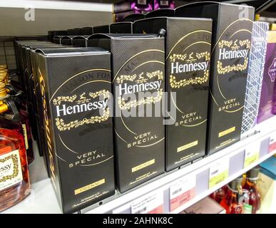 Samara, Russia - 29 dicembre 2019: imbottigliamento di bevande alcoliche cognac Hennessy pronti per la vendita sugli scaffali di supermercato Foto Stock