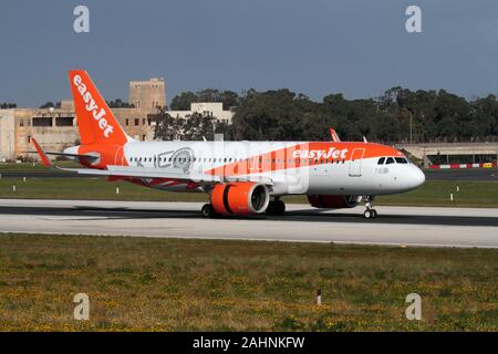 Linea aerea commerciale easyJet Airbus A320neo (A320-200N) in arrivo con un volo economico per Malta. Viaggi aerei moderni e vacanze mediterranee a basso costo. Foto Stock