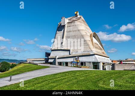 Firminy, Francia - Luglio 29, 2019 la chiesa di Saint Pierre è il più grande sito Le Corbusier in Europa. Saint Etienne Metropole. Foto Stock