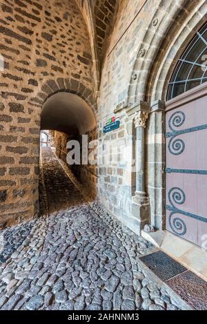 Il cortile dell'Hotel Dieu a Le Puy Cattedrale con la passeggiata pass per il chiostro. Le Puy-en-Velay cittadina nel dipartimento Haute-Loir, Auvergne-Rhone-Alpes reg Foto Stock