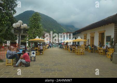 Godendo di caffè nella piazza principale di coloratissimi Jardin, Antioquia, Colombia Foto Stock