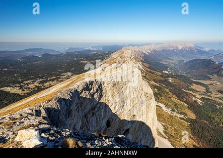 Le creste di Vercors, come si vede dal Grand Veymont mountain summit, rendendo frontiera naturale tra il dipartimento Drome a sinistra e Isere a destra. Auvergne-Rh Foto Stock