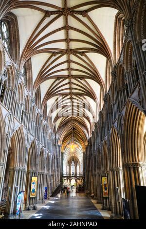 Il soffitto ornato all'interno di Lichfield Cathedral, Lichfield, Staffordshire, England, Regno Unito Foto Stock