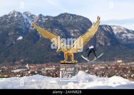 Garmisch Partenkirchen, Deutschland. 31 Dic, 2019. Garmisch-Partenkirchen, Germania dicembre 31, 2019: 68a quattro colli - torneo di qualificazione - Garmisch-Partenkirchen Adler Trofeo per il vincitore assoluto, vincitore della coppa, trofeo, Garmisch-Partenkirchen in background e ponticello di sci, caratteristica/simbolo simbolo/foto/caratteristica/detail/| utilizzo del credito in tutto il mondo: dpa/Alamy Live News Foto Stock