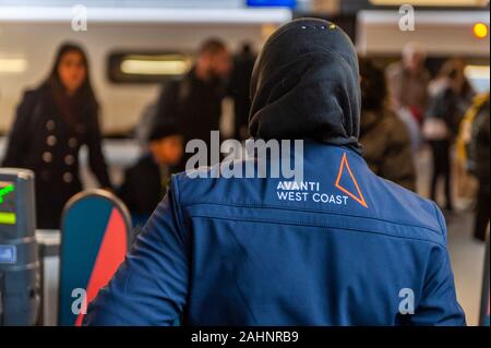 Avanti West Coast operaio ferroviario alla Stazione di Coventry, West Midlands, Regno Unito. Foto Stock