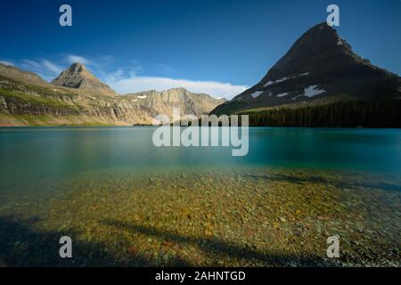 Ciottoli colorati sotto il lago nascosto nel Montana Monti Foto Stock