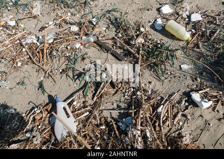 I contenitori in plastica sulla selvaggia costa del mare inquinato ecosistema dopo una tempesta di neve Foto Stock