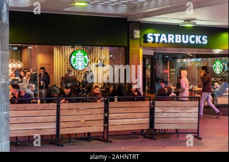 Starbucks Coffee Shop in Broadgate, Coventry, West Midlands, Regno Unito. Foto Stock