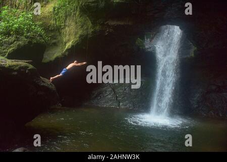 Le immersioni nel bellissimo Cueva del Esplendor, Jardin, Antioquia, Colombia Foto Stock