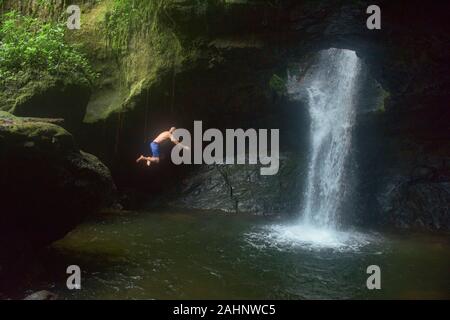 Le immersioni nel bellissimo Cueva del Esplendor, Jardin, Antioquia, Colombia Foto Stock