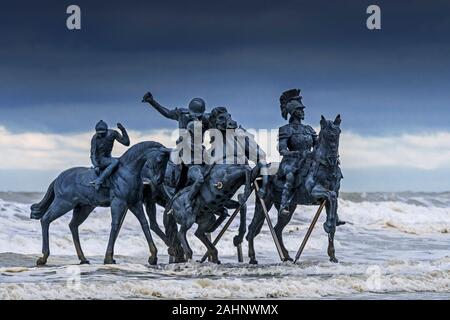 Gli uomini, scultura in bronzo di gruppo durante l'acqua alta per artista Nina Beier lungo la costa del Mare del Nord a Nieuwpoort / Nieuport, Fiandre Occidentali, Belgio Foto Stock