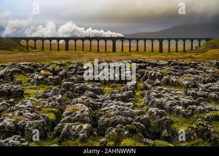 60103 Flying Scotsman incrocio viadotto Ribblehead, North Yorkshire, Regno Unito Foto Stock