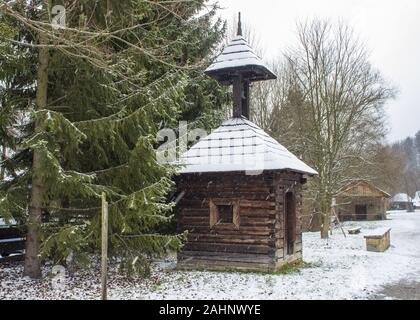 Il vecchio campanile in legno in Roznov pod Radhostem. Appena nevicava. Paesaggio innevato. Foto Stock